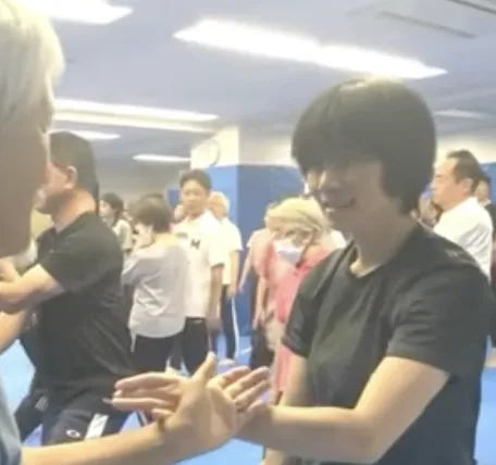 横川道子先生が対気を指導する様子
